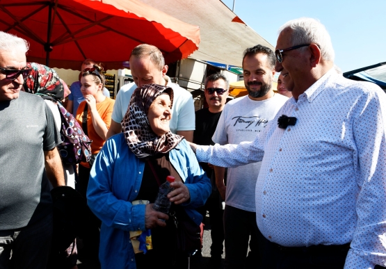 Cumartesi Pazarında Yüzler Gülüyor