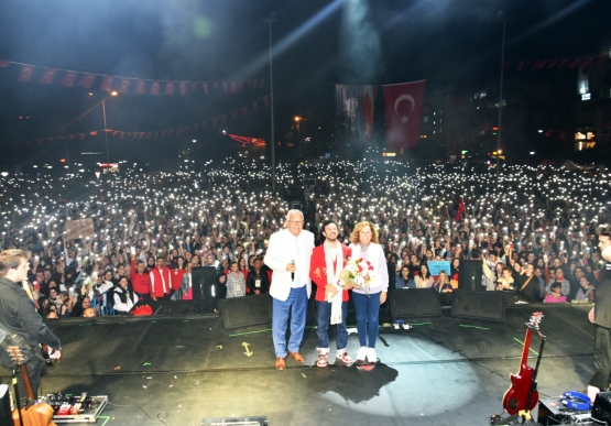 Buray Ve Betül Demir, Cumhuriyetin 100. Yılında Kdz. Ereğli’de Sahne Aldı