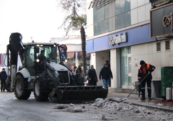 Kdz. Ereğli’de, Kar Kütleleri Kaldırılıyor