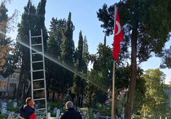 Şehir Mezarlığında Fırtınanın İzleri Silindi