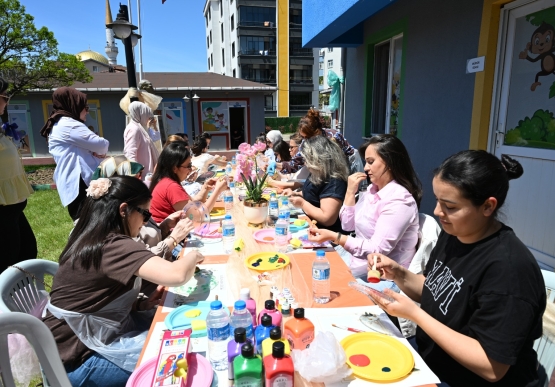 Anneler Hem Eğlendi Hem Sanatla Buluştu