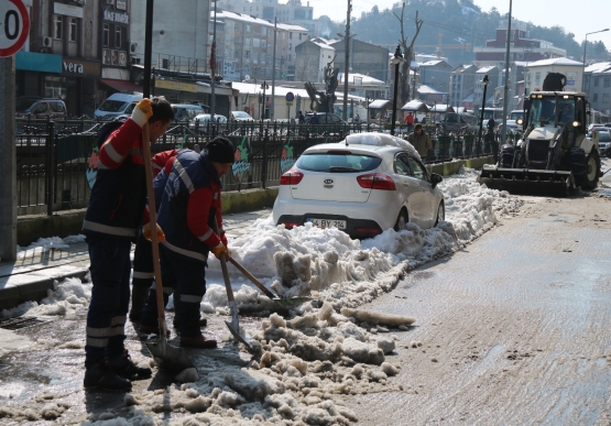 Kdz. Ereğli’de, Kar Kütleleri Kaldırılıyor