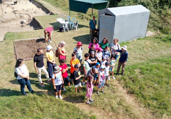 Minik Arkeologlar,  “Akheron Nekropolü Kazı Alanı”nda uygulamalı kazı atölyesi gerçekleştirdi.