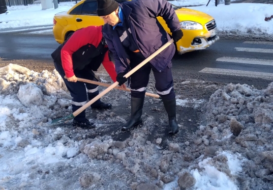 Kdz. Ereğli’de Yollar Ve Kaldırımlar Kardan Temizleniyor