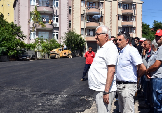 Başkan Posbıyık, 40 Derece Sıcakta, Sıcak Asfalt Çalışması Yapan İşçilere Karpuz İkram Etti