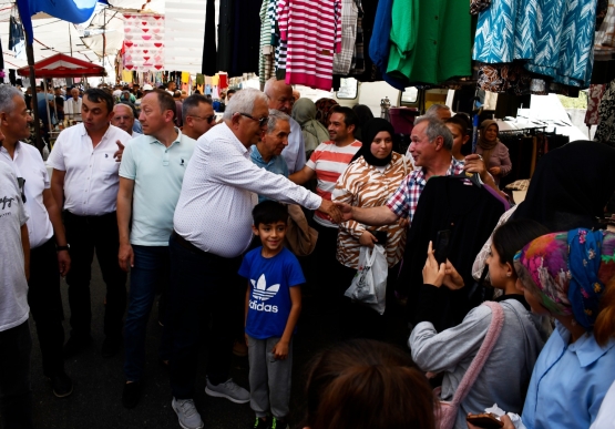 Cumartesi Pazarında Yüzler Gülüyor