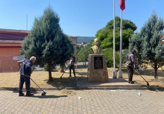 Temizlik İşleri Ve Park Bahçeler 31 Mahallede Çalışmalarını Sürdürüyor