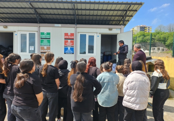 Öğrenciler, Atık Getirme Merkezi’ni Ziyaret Ettiler