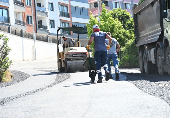 200 Derece Sıcakta Çalışan Asfalt İşçilerine Tatlı Ve Meşrubat İkramında Bulunuldu