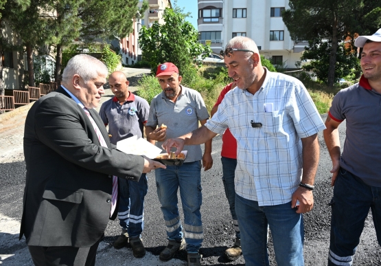 200 Derece Sıcakta Çalışan Asfalt İşçilerine Tatlı Ve Meşrubat İkramında Bulunuldu