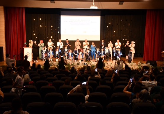 Sevgi Barış Dostluk Kreşi Miniklerinden Yıl Sonu Gösterisi