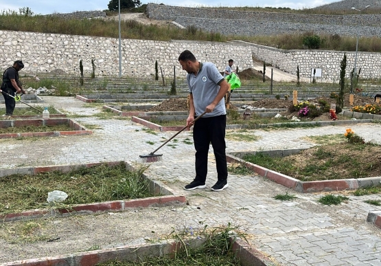 Mezarlıklarda Bakım Ve Temizlik Çalışmaları Sürüyor