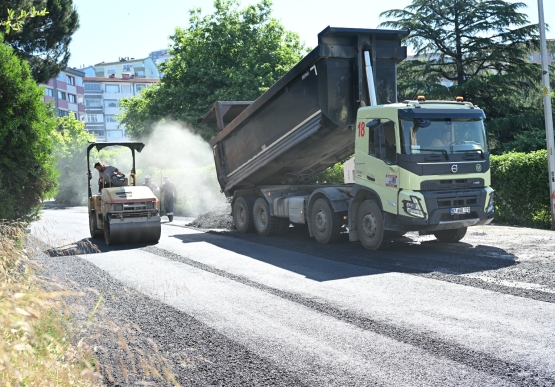 200 Derece Sıcakta Çalışan Asfalt İşçilerine Tatlı Ve Meşrubat İkramında Bulunuldu