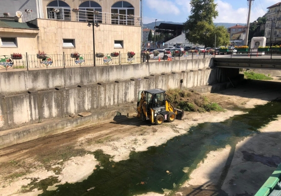 Temizlik İşleri Ve Park Bahçeler 31 Mahallede Çalışmalarını Sürdürüyor