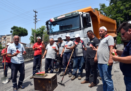 Başkan Posbıyık, 40 Derece Sıcakta, Sıcak Asfalt Çalışması Yapan İşçilere Karpuz İkram Etti