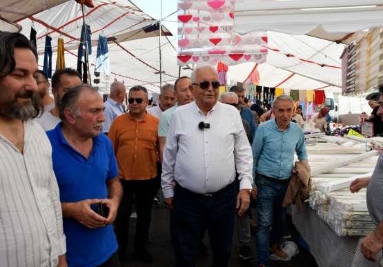 Cumartesi Pazarında Yüzler Gülüyor
