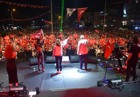Buray Ve Betül Demir, Cumhuriyetin 100. Yılında Kdz. Ereğli’de Sahne Aldı