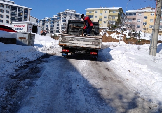 Kdz. Ereğli’de Yollar Ve Kaldırımlar Kardan Temizleniyor