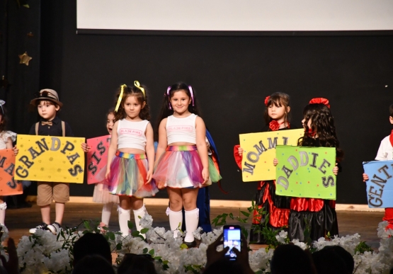 Sevgi Barış Dostluk Kreşi Miniklerinden Yıl Sonu Gösterisi