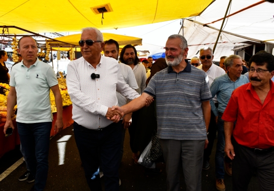 Cumartesi Pazarında Yüzler Gülüyor