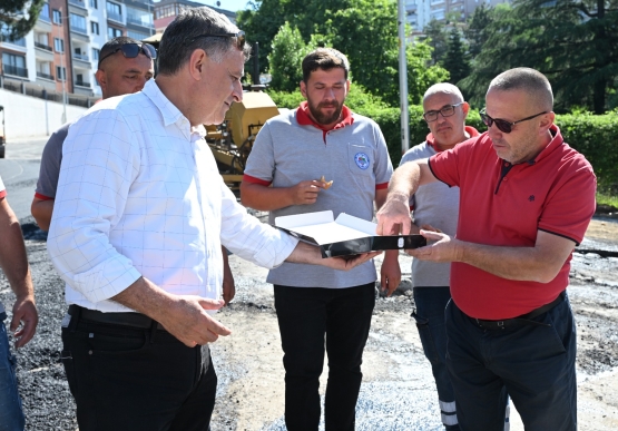 200 Derece Sıcakta Çalışan Asfalt İşçilerine Tatlı Ve Meşrubat İkramında Bulunuldu