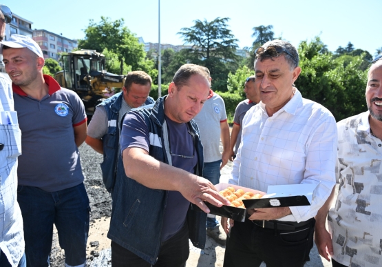 200 Derece Sıcakta Çalışan Asfalt İşçilerine Tatlı Ve Meşrubat İkramında Bulunuldu