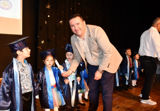 Sevgi Barış Dostluk Kreşi Miniklerinden Yıl Sonu Gösterisi