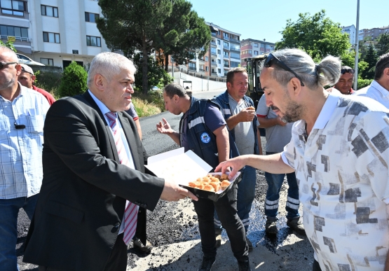 200 Derece Sıcakta Çalışan Asfalt İşçilerine Tatlı Ve Meşrubat İkramında Bulunuldu