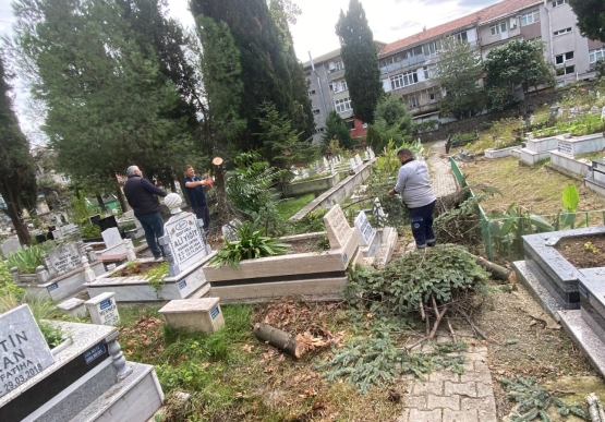 Şehir Mezarlığında Fırtınanın İzleri Silindi