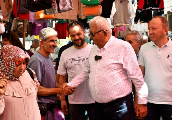 Cumartesi Pazarında Yüzler Gülüyor