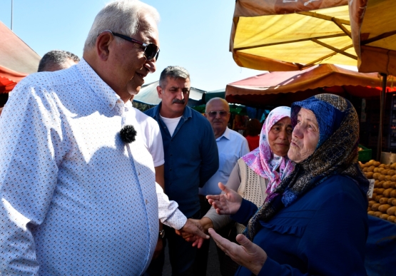 Cumartesi Pazarında Yüzler Gülüyor