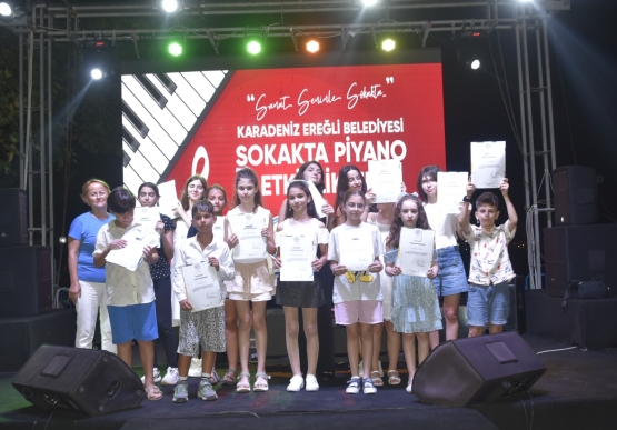 Sokakta Piyano Etkinliği İlgi Görüyor