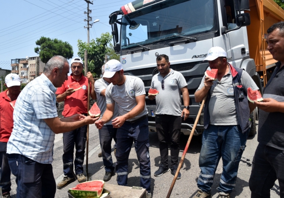 Başkan Posbıyık, 40 Derece Sıcakta, Sıcak Asfalt Çalışması Yapan İşçilere Karpuz İkram Etti