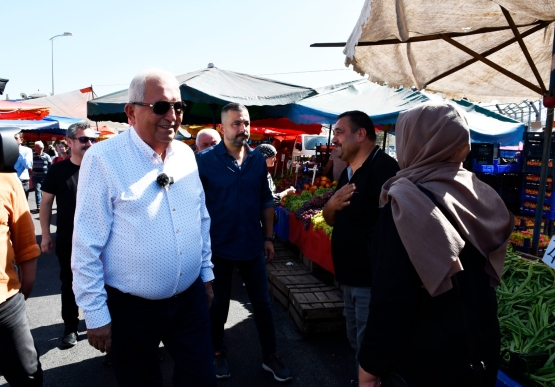 Cumartesi Pazarında Yüzler Gülüyor