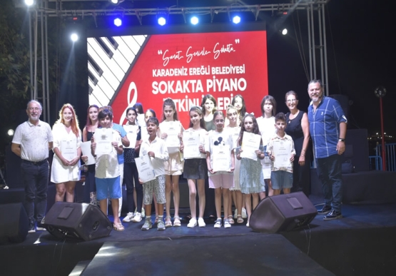Sokakta Piyano Etkinliği İlgi Görüyor