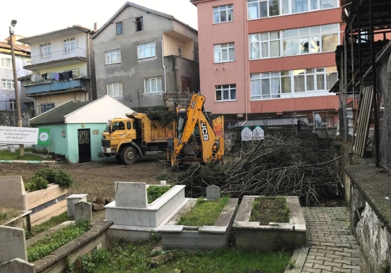 Mezarlıklar Bayrama Hazırlanıyor