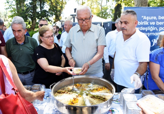 Kdz. Ereğli Belediyesi, 3 Bin Kişiye Aşure Dağıttı