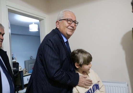 Başkan Posbıyık, Depremzede Aileyi Evinde Ziyaret Etti