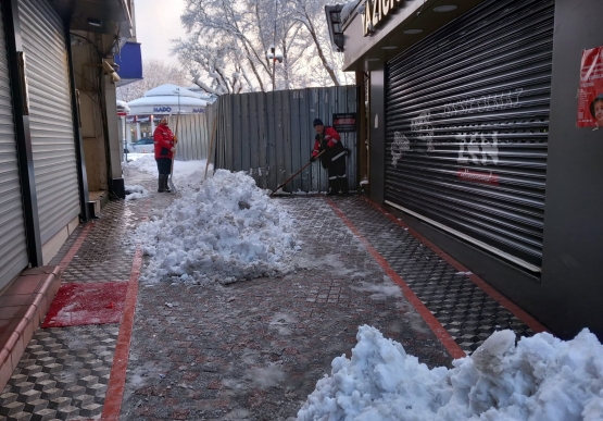 Kdz. Ereğli’de Yollar Ve Kaldırımlar Kardan Temizleniyor
