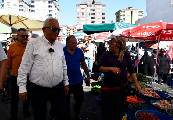 Cumartesi Pazarında Yüzler Gülüyor