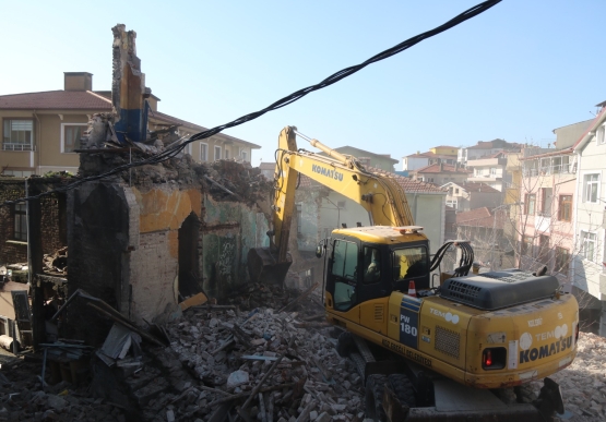 Kdz. Ereğli’de Tehlike Arz Eden Metruk Bina Güvenli Şekilde Yıkıldı