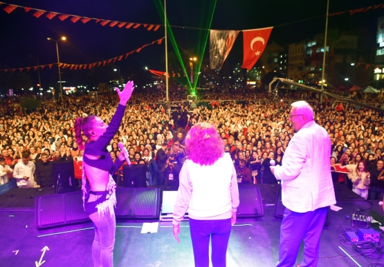 Buray Ve Betül Demir, Cumhuriyetin 100. Yılında Kdz. Ereğli’de Sahne Aldı